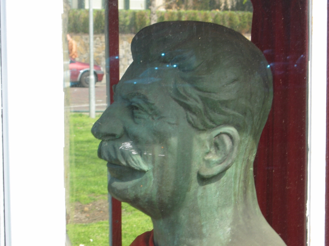 Buste_Stalin_klein.jpg