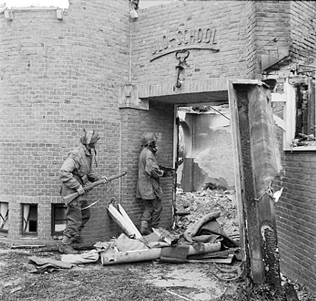 Twee sergeanten onderzoeken een Nederlandse school op de aanwezigheid van Duitse sluipschutters. Bron: Wikipedia
