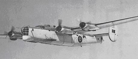 liberator De geallieerden investeerden veel in vliegtuigen en wetenschap. Hier zien we een B-24 Liberator, aangepast tot onderzeebootjager. Onder de neus zit een radar in een koepel, terwijl aan elke zijkant een raketinstallatie hangt, waarmee in een duikvlucht op onderzeeboten kon worden gevuurd. Het bommenruim bevatte dieptebommen. Bron: www.uboat.net