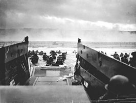 Amerikaanse soldaten van de USS Samuel Chase verlaten de landingsboot op Omaha Beach op 6 juni 1944. Bron: wikipedia.
