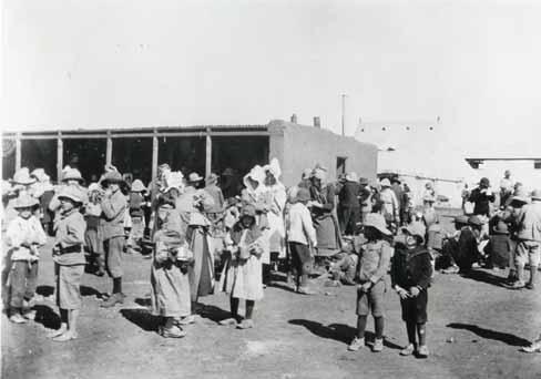 De Britten zijn de uitvinders van de concentratiekampen. Op de afbeelding zijn Boerengezinnen in Britse kampen te zien. Bron: Wikipedia