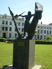 Het beeld in Haarlem dat Truus Menger-Oversteegen ter ere van Hannie heeft vervaardigd. Bron: wikipedia.org