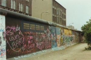 Een overgebleven stuk muur in Berlijn. Eens, twintig jaar geleden was heel West Berlijn op deze wijze ommuurd. Bron: www.wikipedia.org_Bestand_Berlin_Wall.jpg