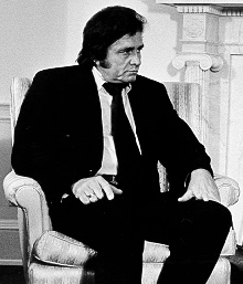 Johnny Cash stond bekend als 'The Man in Black', omdat hij bijna altiijd zwarrte kleding droeg tijdens zijn optredens. Bron: Wikipedia
