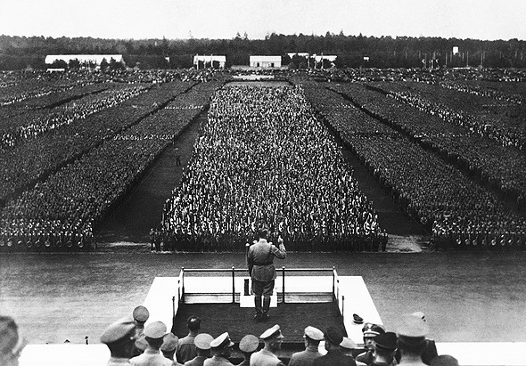 Hitler spreekt NSDAP-leden toe tijdens een massabijeenkomst in Neurenberg (1935)