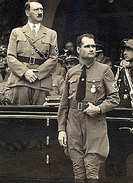 Hitler en Rudolf Hess, zijn persoonlijke secretaris. (bron: Wikimedia Commons)