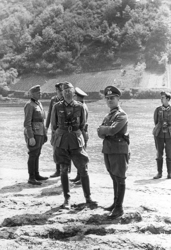 Rommel en zijn staf observeren de 7e pantser divisie, lente 1940 (bron: Bundes Archiv en Wikimedia Commons)