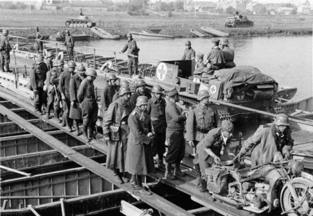 Uiteindelijk waren de Duitsers in staat om elke hindernis te nemen, zoals hier met behulp van een pontonbrug. bron: wikimedia commons 