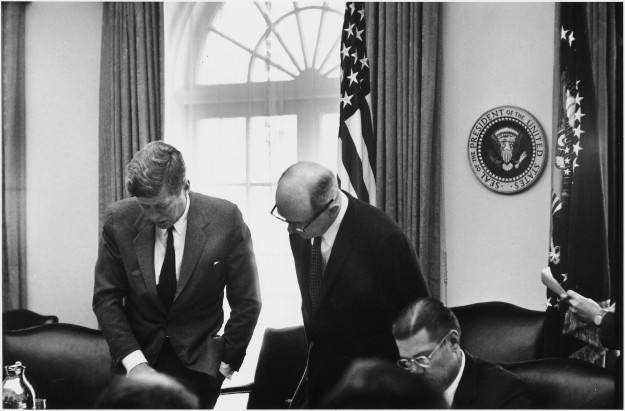 Een meeting van de 'Executive Committee", oktober 1962. President Kennedy, Minister van Buitenlandse Zaken Rusk en Minister van Defensie McNamara (zittend) (bron: Wikimedia)