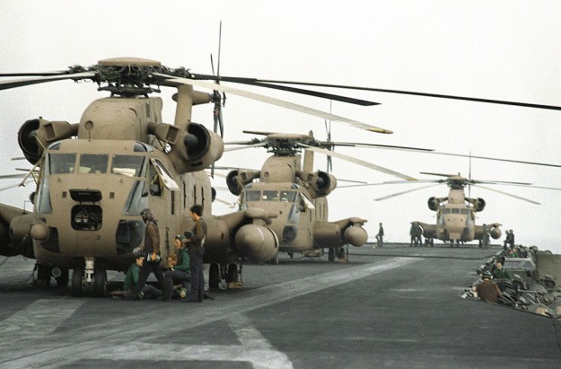 De helikopters vlak voor vertrek. Ze zijn overgespoten in een zandkleur, zonder herkenningstekens. bron: wikimedia commons