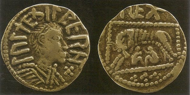 Voorzijde zilveren penny van Aethelberht II van East Anglia met naam van muntmeester LUL. Achterzijde zilveren penny van Aethelberht II met op achterzijde zogende wolf. Bron: Gareth Williams, Early Anglo-Saxon coins, Shire Archaelogy nr. 89 (Oxford 2008) 34.